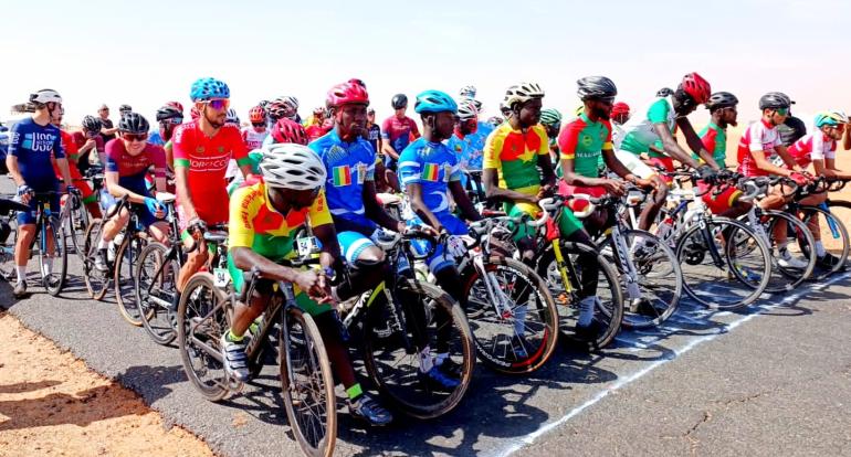 طواف الساحل بموريتانيا (المرحلة الأولى) : الدراجون المغاربة يحتكرون منصة التتويج